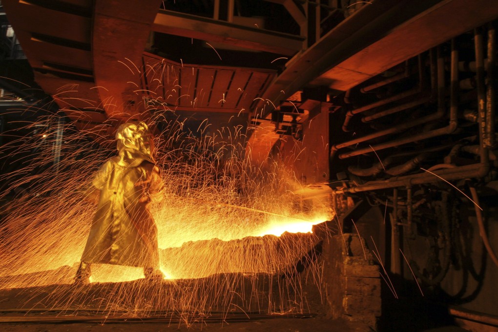 A worker uses the tapping process to separate nickel ore from other elements. Photo: Reuters