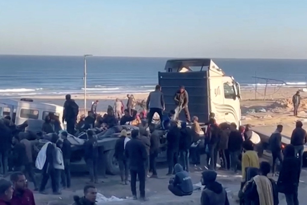 Palestinians transport casualties following what Palestinian health officials said was Israeli fire on people waiting for aid, in Gaza City. Photo: Reuters