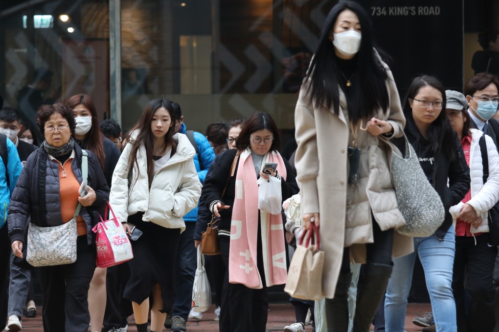 Hongkongers wrap up warm against the cold on Friday. Photo: Xiaomei Chen