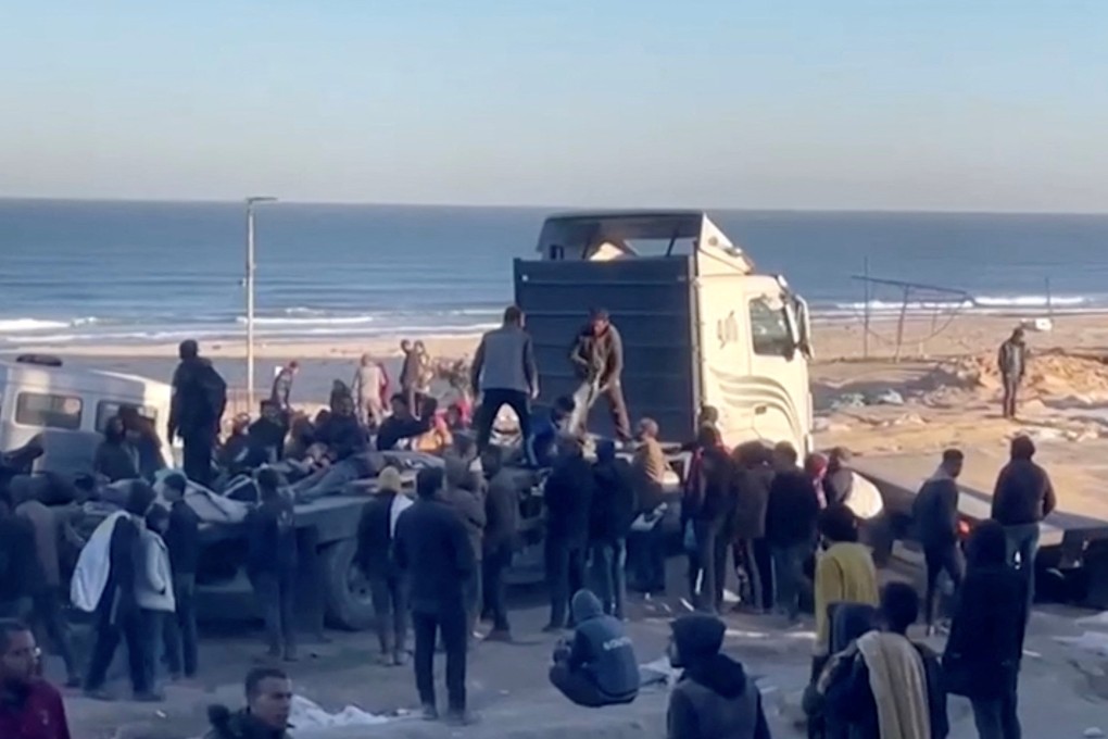 Palestinians transport casualties following what Palestinian health officials said was Israeli fire on people waiting for aid, in Gaza City. Photo: Reuters