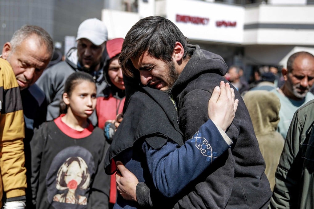 People mourn after dozens died while trying to get food at an aid distribution point in Gaza City on Thursday. Photo: AFP