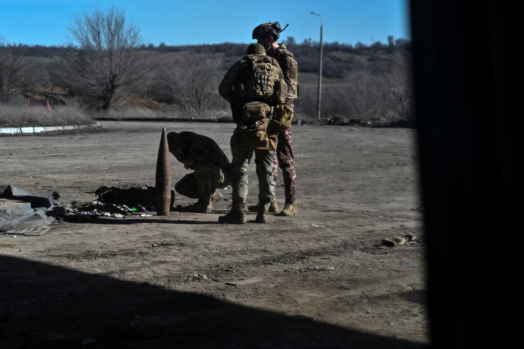 Police officers inspect an artillery shell in the front line town of Orikhiv in Ukraine’s Zaporizhzhia region on February 28. Photo: Reuters