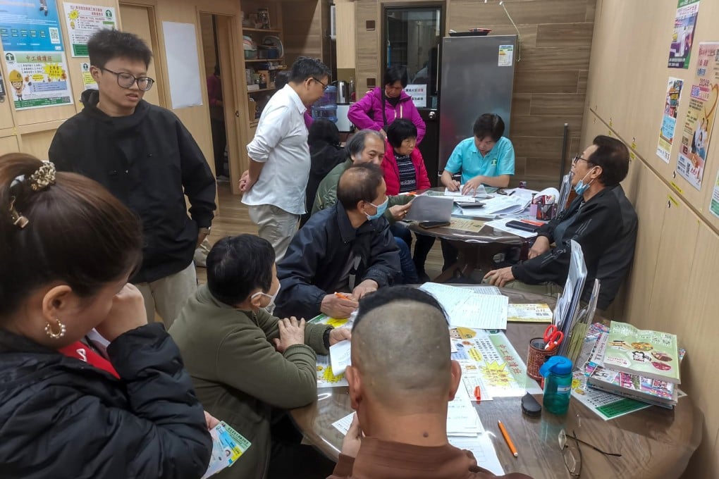 Workers seek help from the Hong Kong Construction Industry Employees General Union after the collapse of Fung Cheung Kee. Photo: Facebook/HKCIEGU