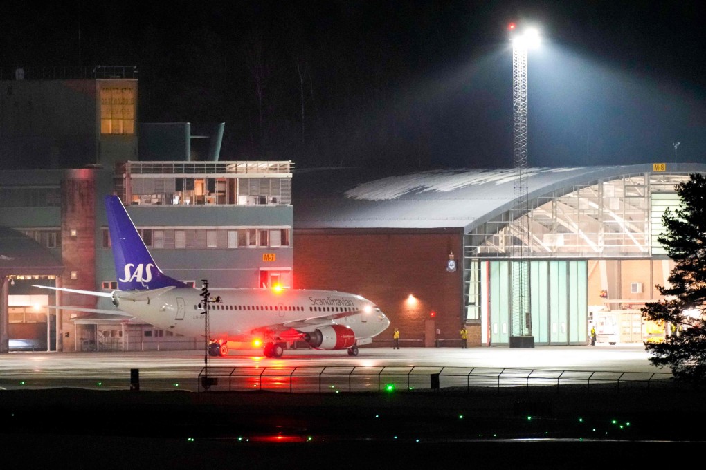 The MEDEVAC plane carrying Norway´s King Harald arrives at Oslo Airport Gardermoen on Sunday from Malaysia. Photo: NTB / AFP