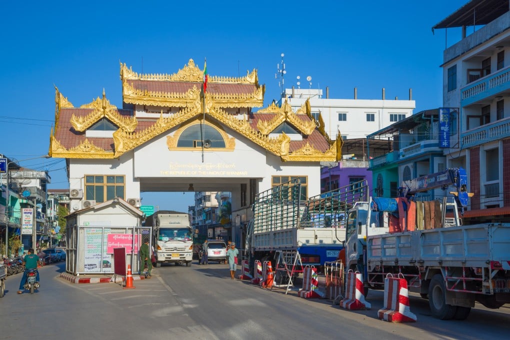 Vehicles at a border checkpoint in Myanmar’s Myawaddy township wait to cross into Thailand. Photo: Shutterstock