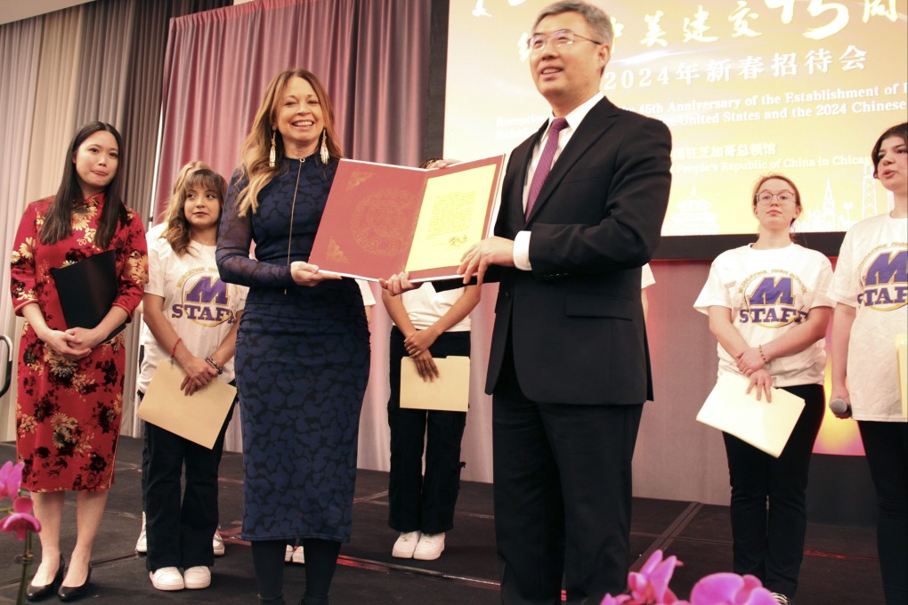 Chinese Consul General in Chicago Zhao Jian hands Muscatine High School Principal Jennifer Fridley a letter from Chinese President Xi Jinping to the students of the school, on February 27. Photo: Xinhua