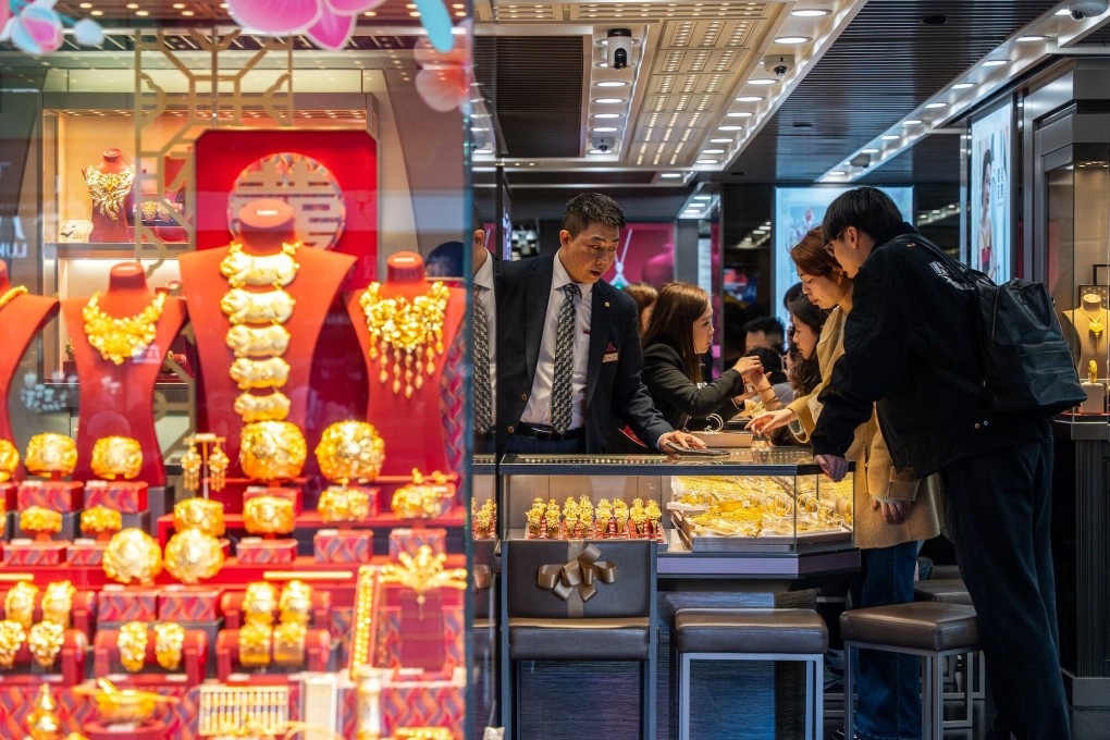 Shoppers shop inside a jewellery store in the Tsim Sha Tsui shopping precinct during the Lunar New Year holiday in Hong Kong, China, on Monday, Feb. 12, 2024. Photo: Bloomberg