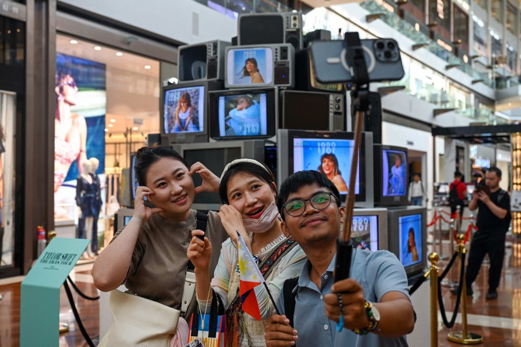 Taylor Swift fans pose for pictures at an “Eras Tour Trail” installation at the Marina Bay Sands complex in Singapore on February 28. More than 300,000 are attending the US superstar’s six sold-out shows at the National Stadium from March 2-9. Photo: AFP