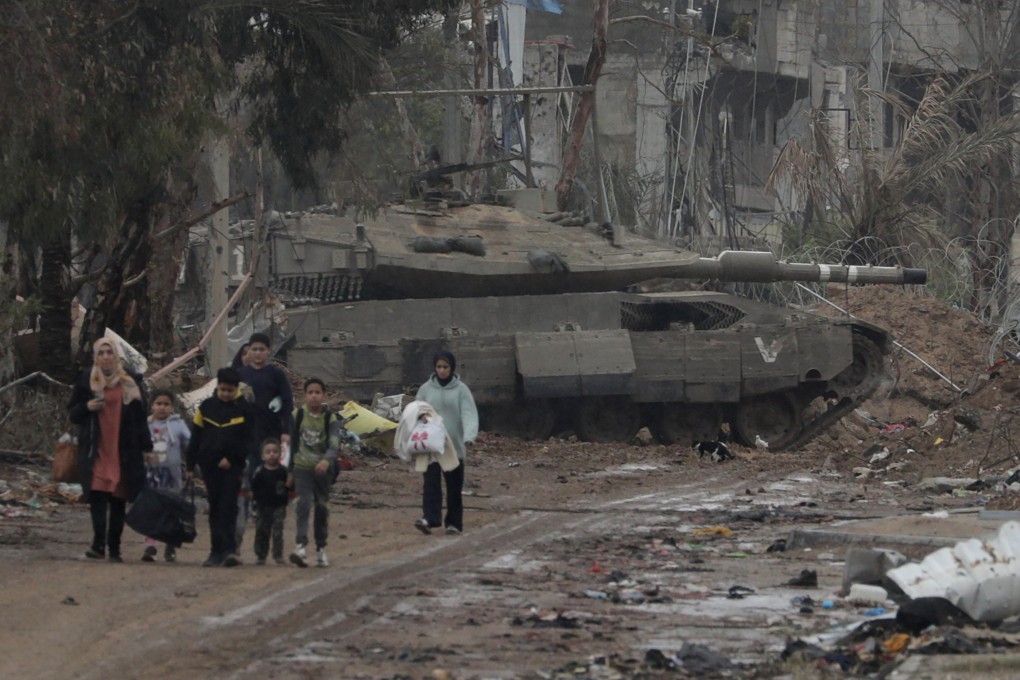 Palestinians make their way from the northern Gaza to southern Gaza. Photo: EPA-EFE