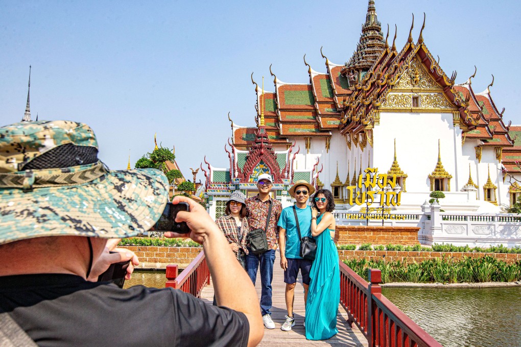 Chinese tourists pose for a group photo at a museum in Samut Prakan, Thailand, on March 1. Photo: Xinhua