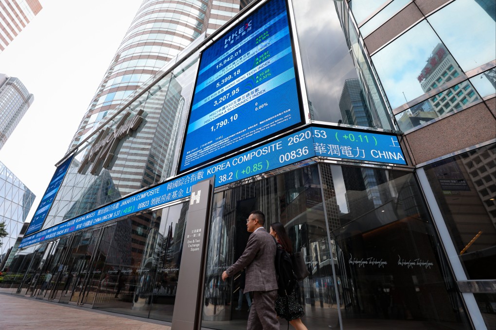 Screens showing the index and stock prices outside Hong Kong Exchange Square (HKEX) in Central. Photo: Sun Yeung