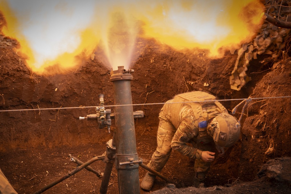 Ukrainian servicemen fire a mortar towards Russian positions near Bakhmut, Donetsk region, Ukraine. Photo: AP