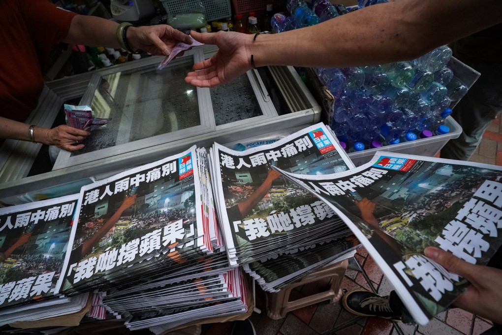 People buy the final edition of the Apple Daily tabloid in 2021. Photo: Felix Wong