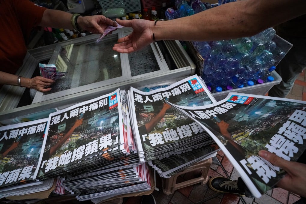 People buy the final edition of the Apple Daily tabloid in 2021. Photo: Felix Wong