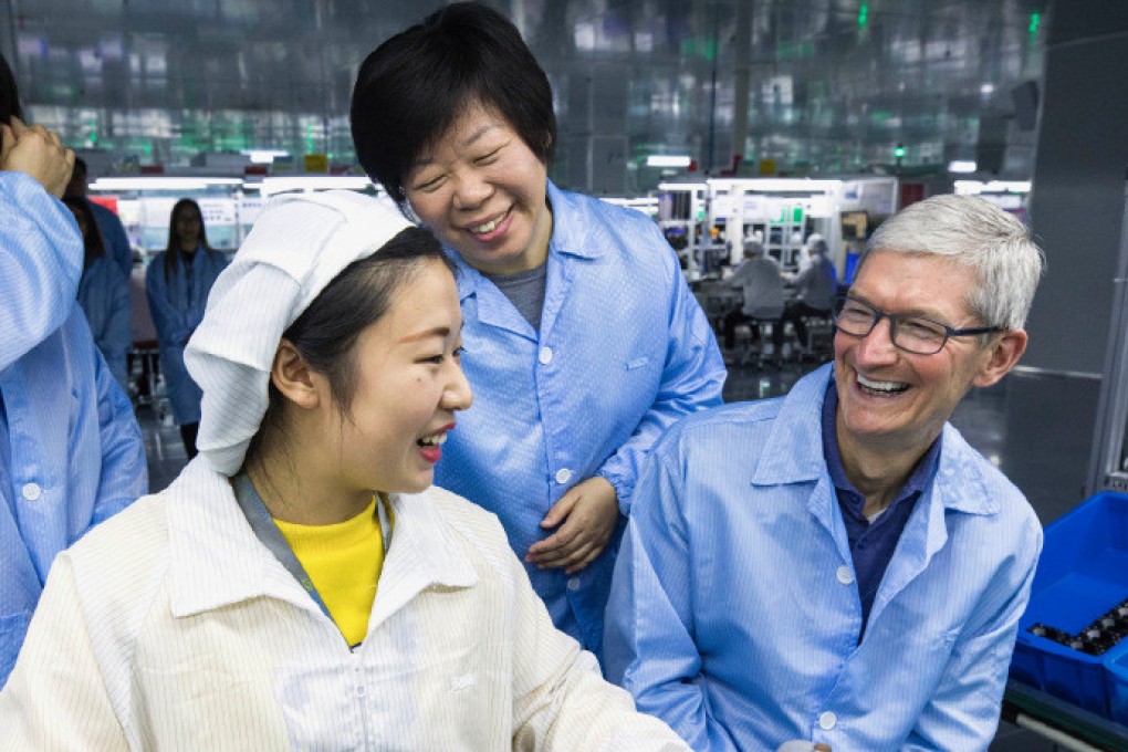 Apple CEO Tim Cook visits Chinese supplier Luxshare Precision Industry. Photo: Weibo