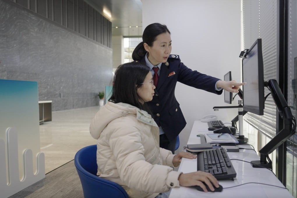Tax officials from the Hengqin Guangdong-Macao In-depth Cooperation Zone tax bureau of the State Taxation Administration providing guidance to the financial personnel of Jetco Technology Co., Ltd. on handling tax preferential policies. Photo: Nie Yaoxin.