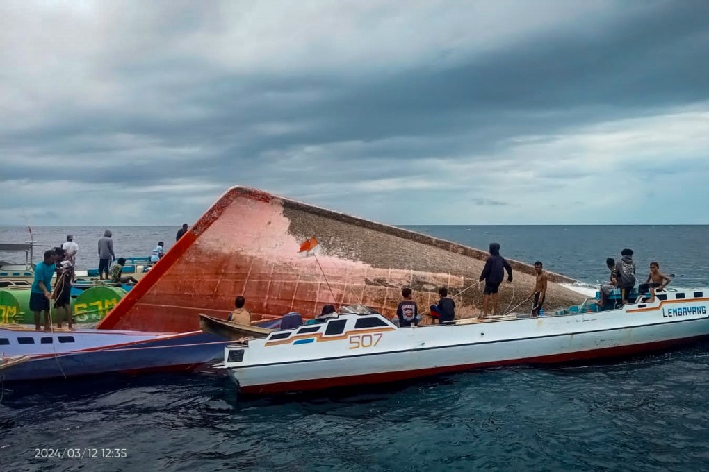 Dewi Jaya 2, with at least 35 crew, capsized on Saturday in waters off the remote Selayar Islands in South Sulawesi province. Photo: Weibo