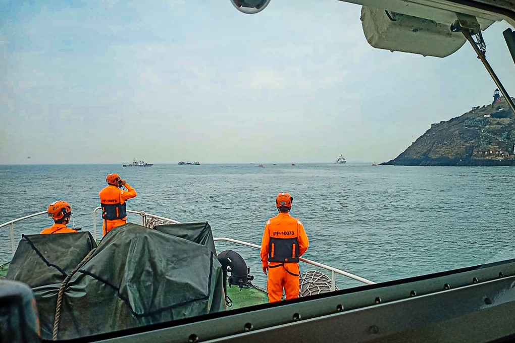 Members of the Taiwanese coastguard during the rescue operation after a Chinese mainland fishing boat capsized on Thursday morning, leaving two of its six-member crew dead and two missing. Photo: CNA