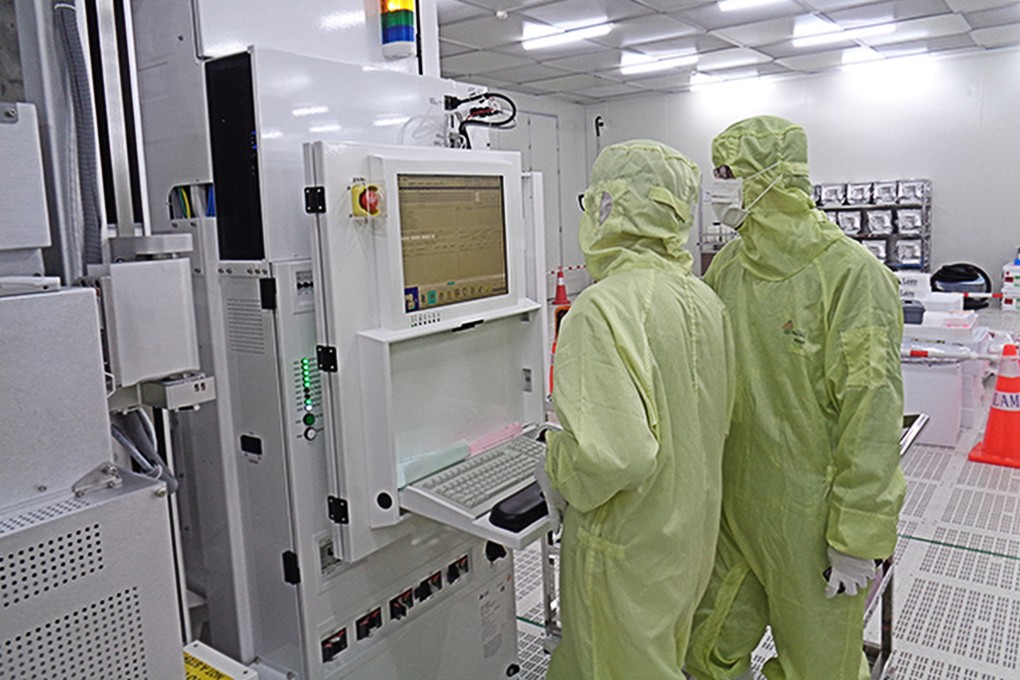 Workers at InnoStar Semiconductor are seen inside a cleanroom at its chip development base in Shanghai. Photo: InnoStar