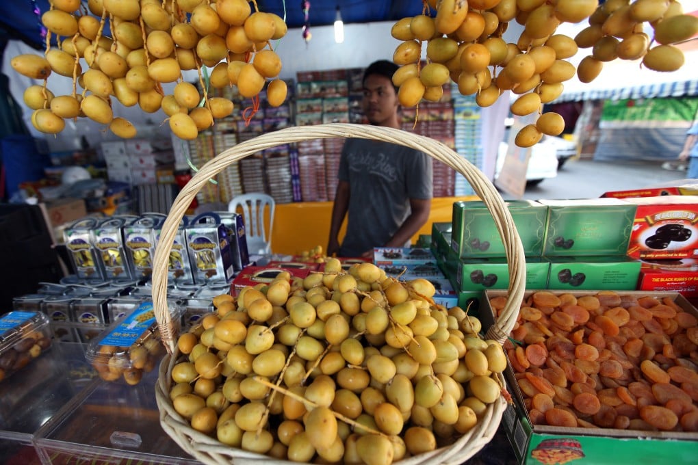 A Kuala Lumpur vendor displays a variety of dates ahead of the Muslim fasting month of Ramadan, on July 31, 2011. Photo: AFP