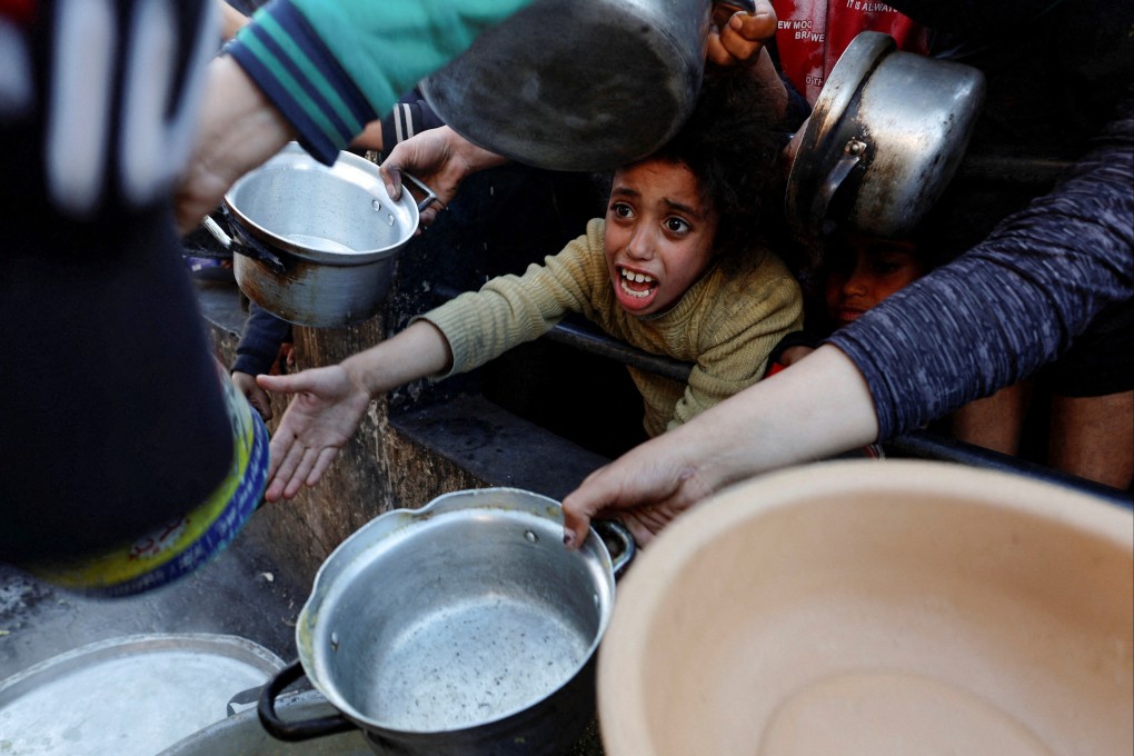 Palestinians wait to receive food in Rafah, in the southern Gaza Strip. Photo: Reuters