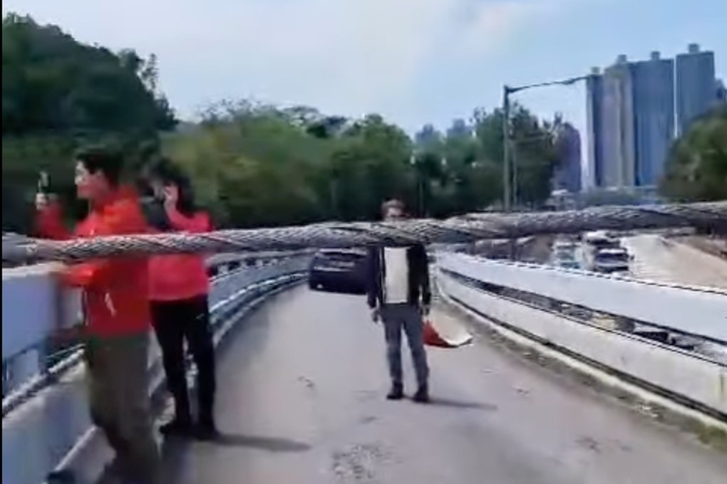 An overhead power line collapsed on a busy road on Tuesday. Photo: Facebook/Kawai Tang