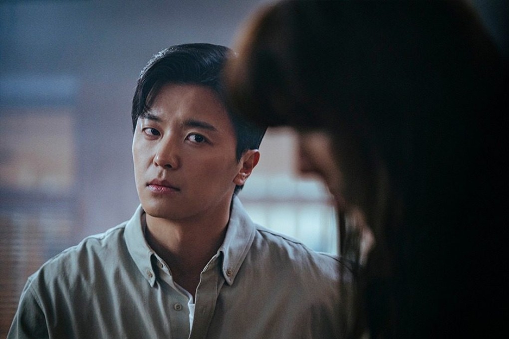 Yeon Woo-jin as Kim Tae-heon, a detective and the ex-boyfriend of TV news show anchor Seo Jeong-won (Kim Ha-neul), in a still from Nothing Uncovered, a mystery thriller K-drama in which they team up to investigate suspicious deaths.