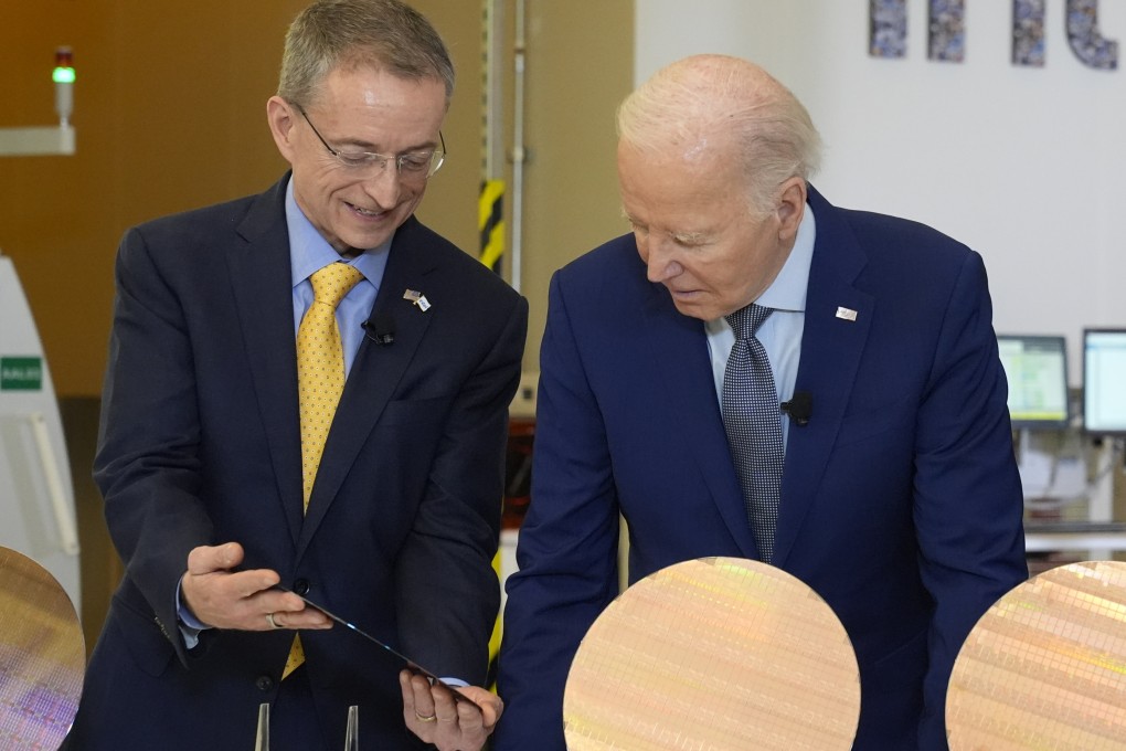 US President Joe Biden listens to Intel CEO Pat Gelsinger during a tour of the Intel Ocotillo Campus, in Chandler, Arizona. Photo: AP