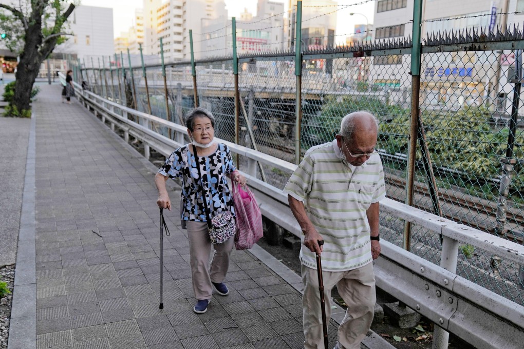 Elderly people take a walk in Tokyo. Photo: Xinhua