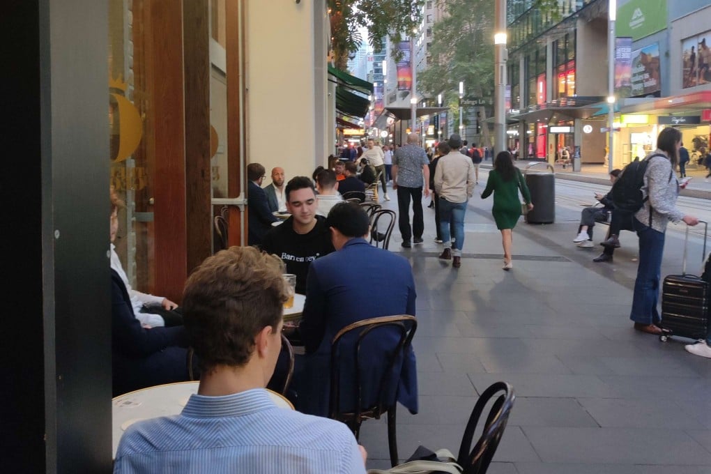 People sit outside a pub and restaurant in Sydney’s central business district on a recent weekday evening. Photo: Su-Lin Tan