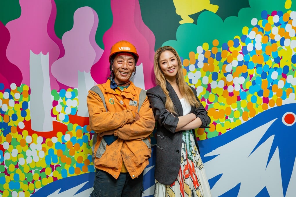 Cathy Lee (right), daughter-in-law of Henderson Land’s founder, poses with a construction worker at the site. She says the decoration aims to give residents a chance to pause amid their busy lives. Photo: Handout