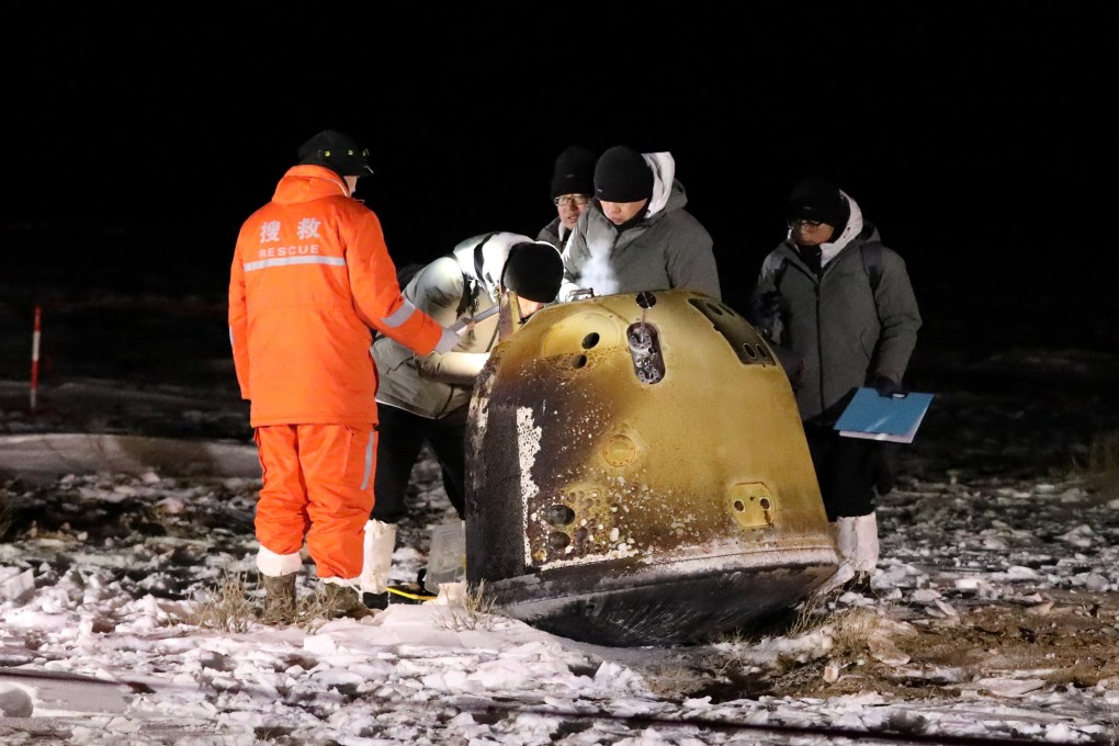 Researchers in Inner Mongolia work next to the landed Chang’e 5 lunar return capsule carrying moon samples in December 2020. Photo: Reuters