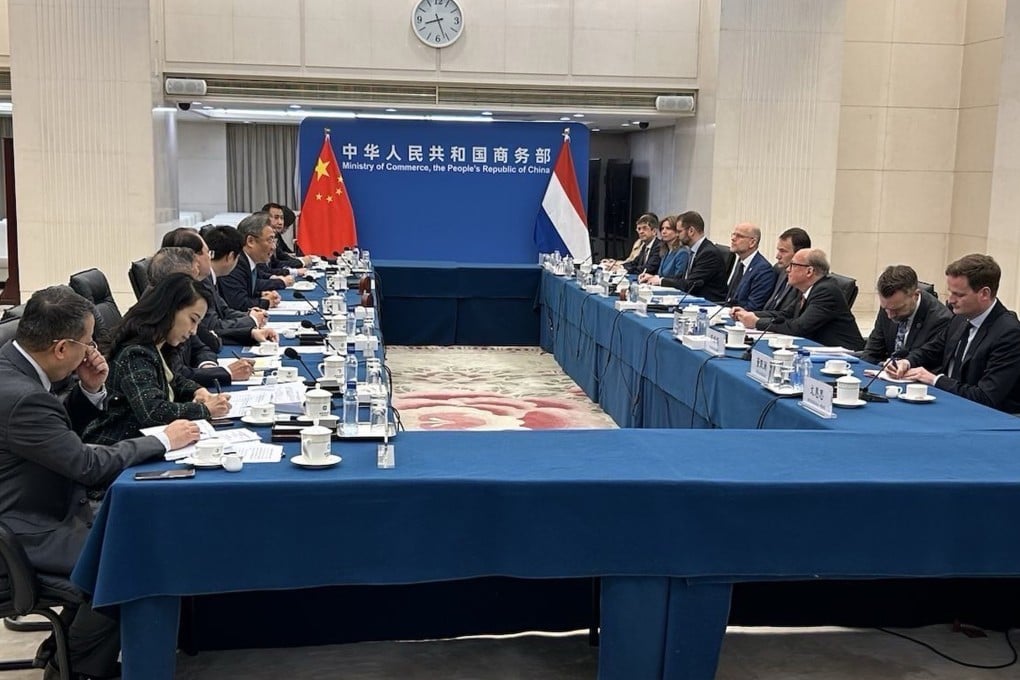 Chinese commerce minister Wang Wentao and Dutch acting foreign trade minister Geoffrey van Leeuwen met in Beijing on Wednesday. Photo: SCMP