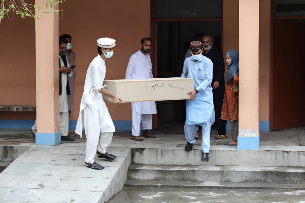 Medical staff carry coffins containing victims’ bodies following a suicide attack on Chinese engineers in Bisham, Pakistan on March 26. Photo: EPA-EFE