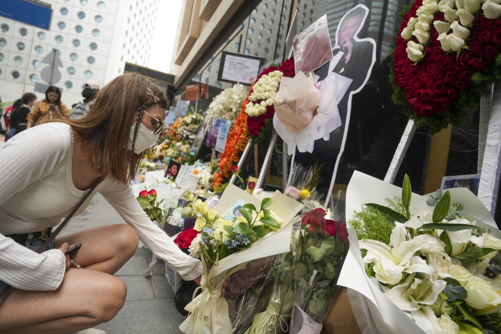 Fans lay flowers for Leslie Cheung outside the Mandarin Oriental in Central. Photo: Sam Tsang