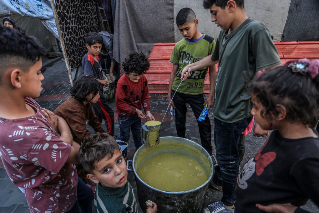 Food is distributed to displaced Palestinian children in Rafah, Gaza. On Monday US and Israeli officials held a virtual meeting  to discuss alternatives to an Israeli military invasion of Rafah. Photo: Abed Rahim Khatib / dpa