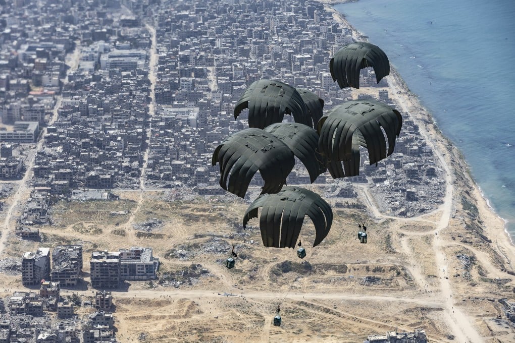 Parachutes carrying humanitarian aid are being airdropped over Gaza from a British air force plane on April 1. Photo: dpa
