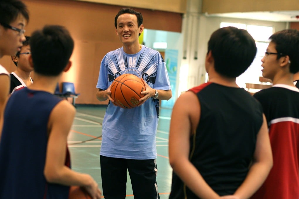 Former basketball star Yung Kam-wah talks to youngsters in Kwun Tong several years ago. Photo: Dickson Lee