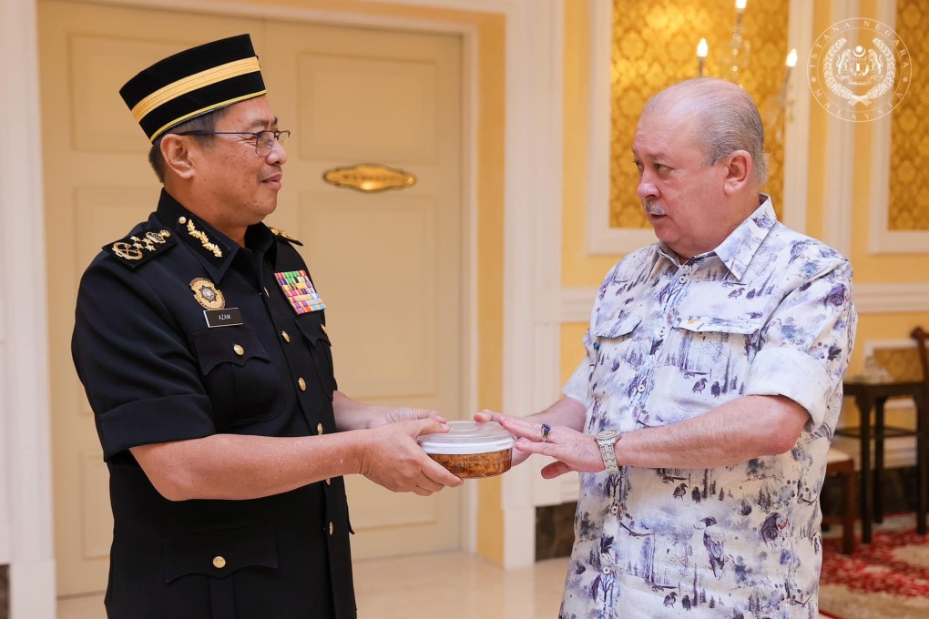 Malaysia’s King Ibrahim Iskandar (right) gifts honey to Malaysian Anti-Corruption Commission Chief Azam Baki on Monday. Photo: Facebook/officialsultanibrahim