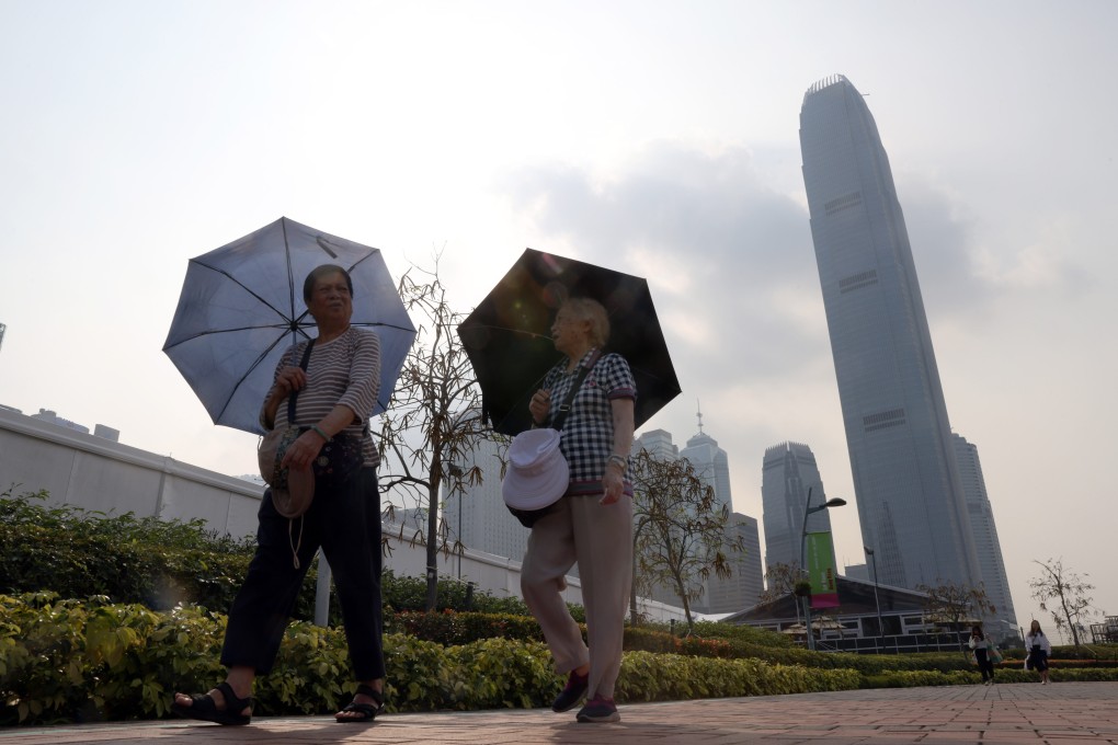 Pedestrians seek shelter from the sun. A few showers are also expected to arrive on Thursday, continuing until next Tuesday. Photo: Yik Yeung-man