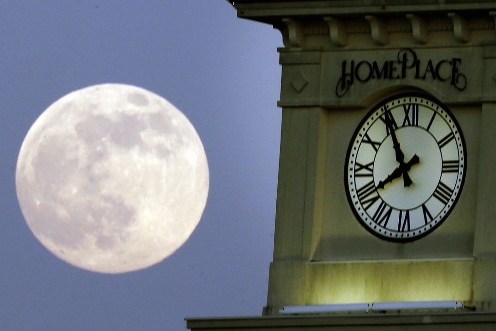 A “supermoon” rises behind the Home Place clock tower in Prattville, Alabama, in June 2013. Photo: AP