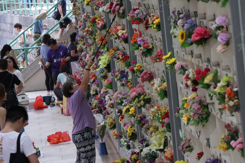 Hongkongers pay tribute to their loved ones during the Ching Ming Festival. Photo: Jelly Tse