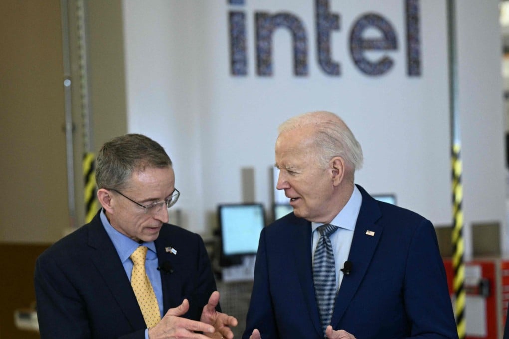 Intel chief executive Patrick Gelsinger (left) speaks with US President Joe Biden during a tour of Intel’s Ocotillo Campus in Chandler, Arizona, on March 20. Photo: AFP
