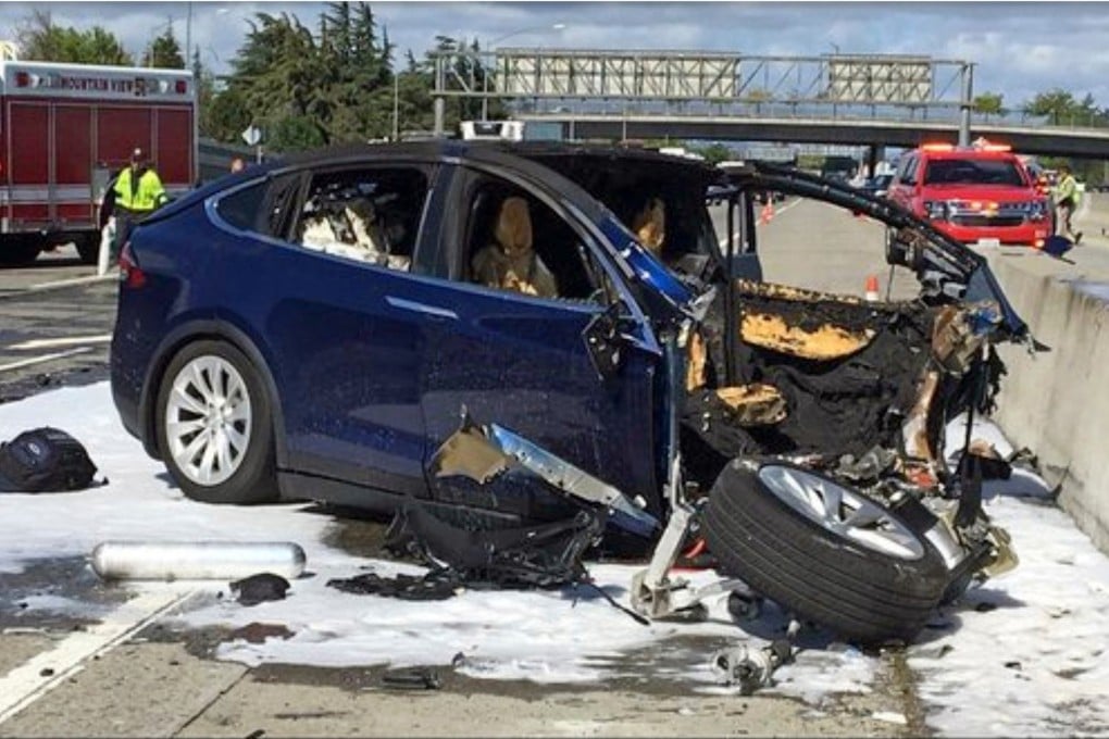 Emergency personnel work at the scene where a Tesla car crashed into a highway barrier in California’s Mountain View in 2018. Photo: KTVU-TV via AP
