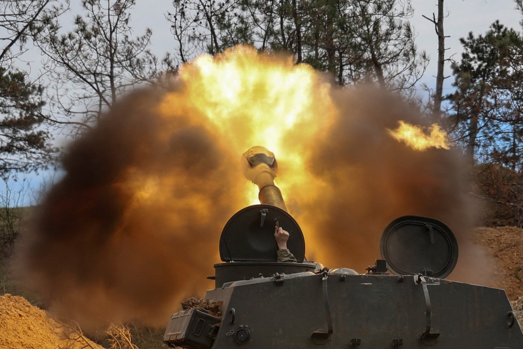 Ukrainian service members fire a self-propelled howitzer toward Russian troops in March. Photo: Reuters