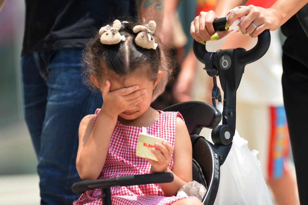 A child shades herself from the sunshine in Bangkok, Thailand, during a heatwave, with temperatures reaching 43 degrees Celsius. Photo: Xinhua