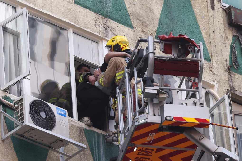 Signaling for help from a safe place can attract the attention of rescue workers during a fire. Photo: Jelly Tse