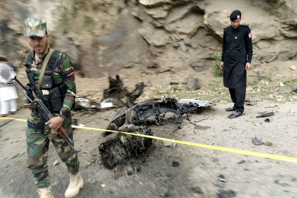 Pakistani security officials inspect the scene of a suicide bomb attack on Chinese nationals in Bisham, Pakistan, on March 26. Photo: EPA-EFE