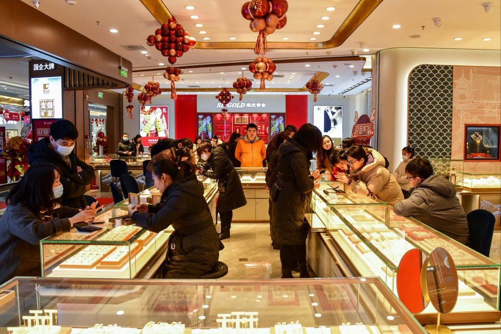 China’s gold markets have been inundated with buyers eager to put their money into stable investments. Photo: Xinhua