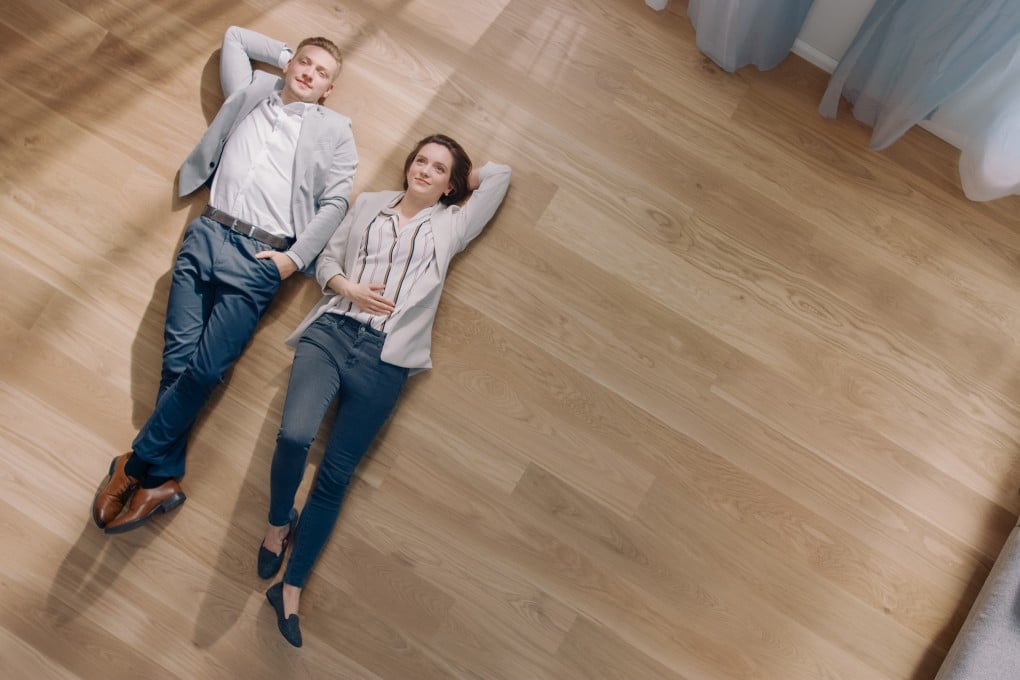 Lying on the floor is a relatively harmless relaxation practice, accessible to everyone. It can relieve pain and alleviate anxiety, experts say. Photo: Shutterstock